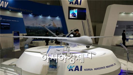 지난 9월 경기도 고양 킨텍스에서 개최된 ‘2014 대한민국 방위산업전(DX Korea)’ 에서 한국항공우주산업(KAI)가 전시한 차기군단급 무인항공기. 