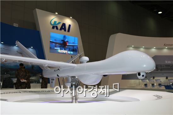 지난 9월 경기도 고양 킨텍스에서 개최된 ‘2014 대한민국 방위산업전(DX Korea)’ 에서 한국항공우주산업(KAI)가 전시한 차기군단급 무인항공기. 