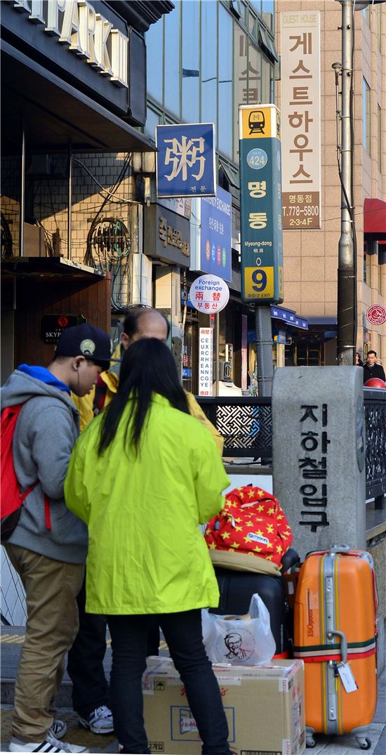 20일 서울 명동 게스트하우스 앞에서 중국인 관광객들이 이야기를 나누고 있다. 