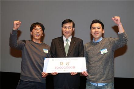 ▲대상을 받은 김진용 시디아 대표(오른쪽)와 팀원이 홍기택 산업은행 회장과 기념촬영을 하고 있다.