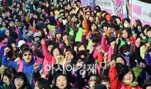 [포토]구호 외치는 서울지역 학교비정규직 회원들