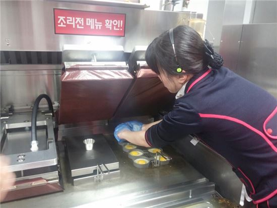 21일 맥도날드 관훈점에서 김영아 점장이 직접 날달걀을 깨서 '맥머핀'용 계란후라이를 만들고 있다.
