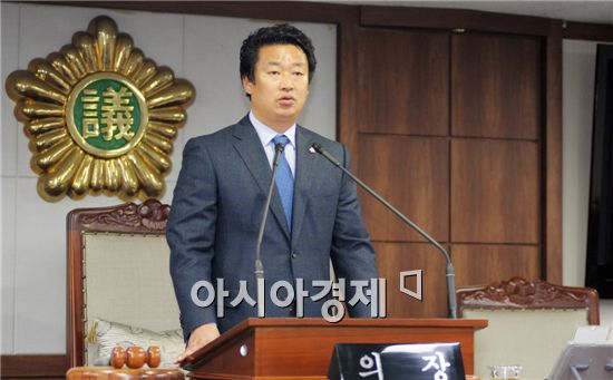김병권 순천시의회 의장이 정례회에서 인사말을 하고있다.