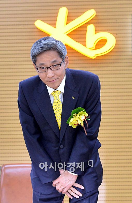 [포토]고개 숙여 인사하는 윤종규 신임 KB금융지주 회장