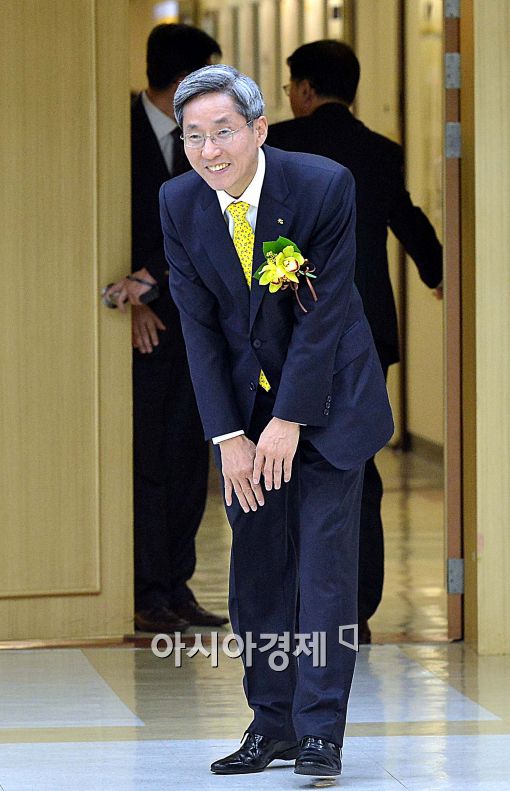 [포토]입장하며 인사하는 윤종규 KB 금융지주 회장