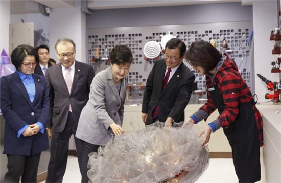 박근혜 대통령이 21일 서울 영등포구 ‘문래 소공인특화지원센터’ 개소식에 참석, 전시장을 둘러보고 있다.(사진제공 : 청와대)