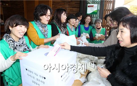 광주시 북구 양산동새마을부녀회는 지난 22일 양산동주민센터 옆 '커유'커피숍에서 불우이웃 돕기 기금을 마련하기 위한 사랑의 일일찻집 행사를 실시했다. 이날 판매 수익금은 불우이웃을 위한 김장김치나누기와 장학금비용으로 사용할 계획이다. 사진제공=광주시 북구