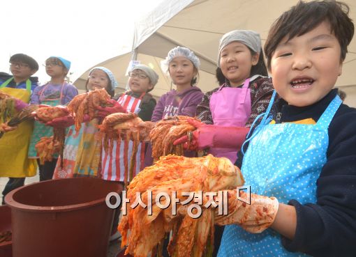 [포토]'제가 만든 김치에요~'