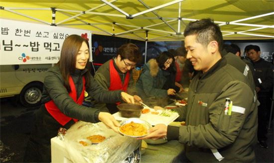 CJ대한통운 서울고객센터 상담원들이 자체 바자회를 통해 마련한 기금으로 '소나기 밥차' 행사를 열고 택배기사들에게 따뜻한 아침을 제공하고 있다. 
