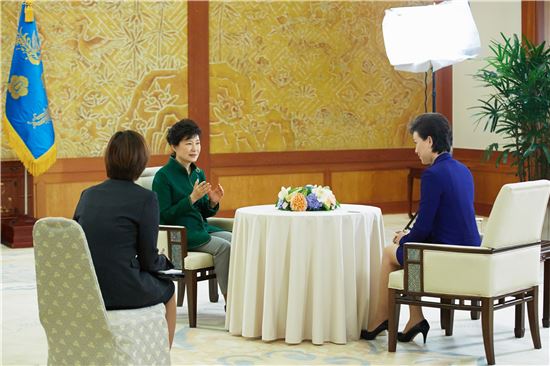 청와대에서 중국 북경TV(BTV)와 인터뷰하고 있는 박근혜 대통령.(사진제공: 청와대)