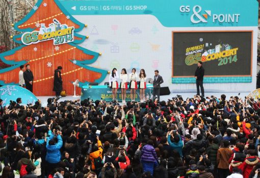 'GS&콘서트 2014'에 참가한 걸스데이가 팬사인회를 갖고 있다.