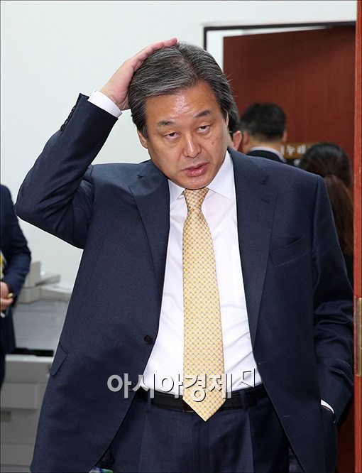 [포토]머리 만지는 김무성 대표