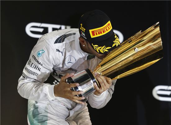 메르세데스 AMG 페트로나스 F1 팀 루이스 해밀턴이 아부다비 그랑프리 우승 후 우승컵에 입맞춤을 하는 모습. 