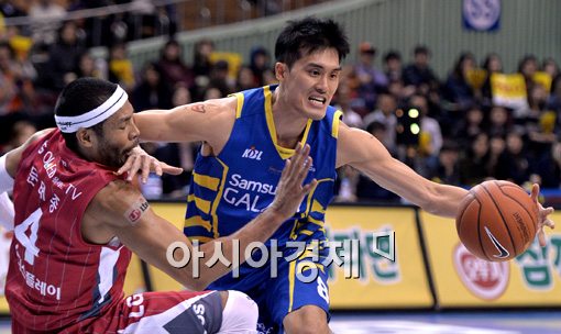 [포토]공격자 반칙 범하는 삼성 차재영