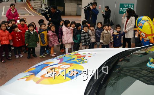 [포토]뽀로로 택시와 어린이들 