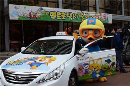 서울시는 25일부터 내년 5월까지 개인택시 20대의 외관을 뽀로로 캐릭터로 포장한 '뽀로로택시'를 운행한다고 이날 밝혔다. 사진은 뽀로로택시의 모습 ※출처:서울시
