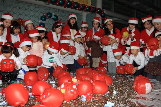 지난해 11월27일 사랑의 저금통 열기 행사에서 어린이집 아이들이 저금통을 개봉하고 있다. 
