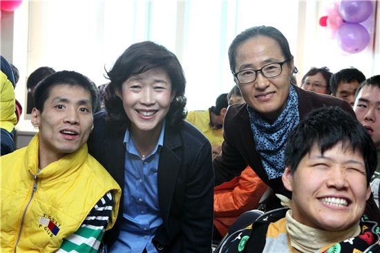 이어룡 대신금융그룹 회장(왼쪽 두 번째)이 25일 전남 나주의 지체장애인 보육시설인 계산원을 방문해 나눔의 시간을 갖고 있다.

