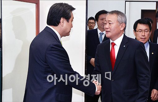 [포토]악수하는 김무성·안양옥