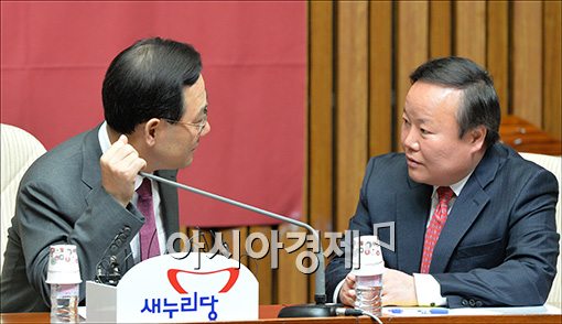 [포토]의견 나누는 주호영·김재원
