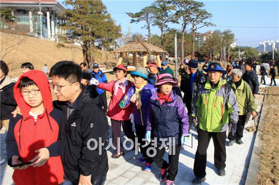 정읍시 백제가요 정읍사 오솔길 걷기행사에 참여한 시민들이 오솔길을 걷고있다.