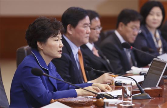 박근혜 대통령이 25일 오전 청와대에서 열린 제51회 국무회의에서 모두발언을 하고 있다. (사진제공 : 청와대)