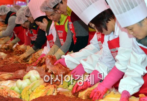 [포토]김장하는 자원봉사자들