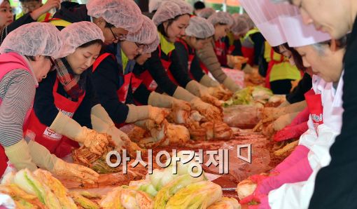 [포토]'김장하고 사랑 나누고 갈께요~'
