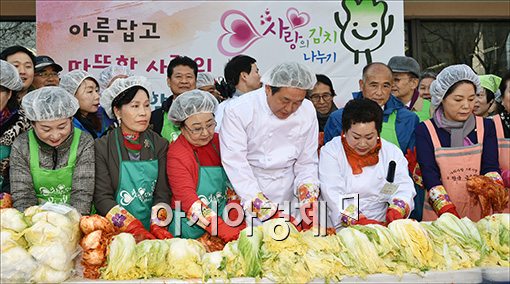 [포토]김장 담그는 김무성 대표