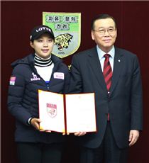 김효주(왼쪽)와 김병철 고려대 총장.