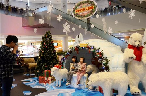 디큐브百, 크리스마스 분위기 한사토이 포토존 오픈