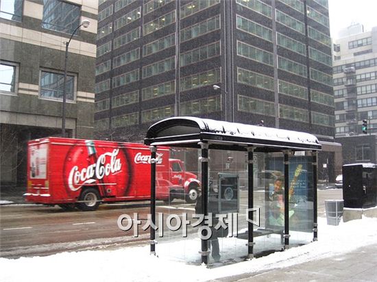 코카콜라, 앞으로 우유도 판다…'검은색 우유' 나오나(?)