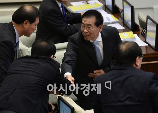[포토]의원들과 인사하는 박원순 서울시장 