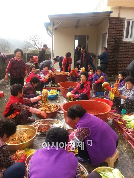 곡성군 목사동면(면장 김성중)은  노인일자리사업 참여자들이 관내 어려운 이웃을 위한 ‘사랑의 김장김치 나눔’ 행사를 가졌다.  

