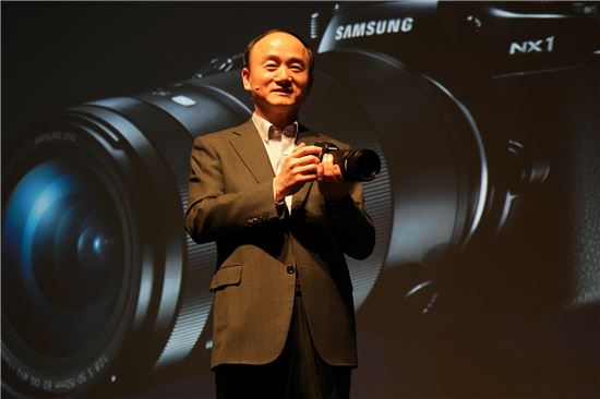 한명섭 삼성전자 이미징사업팀장 부사장이 프리미엄 미러리스 '스마트카메라 NX1'을 소개하고 있다.

