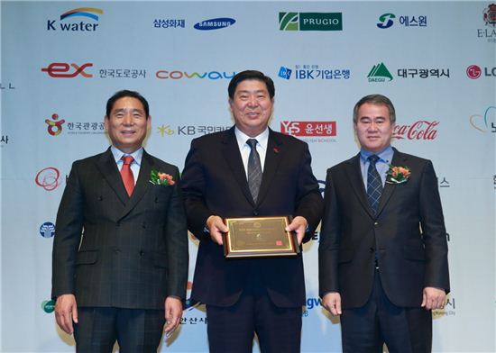 조길형 영등포구청장(가운데) 소통 CEO 대상 수상 