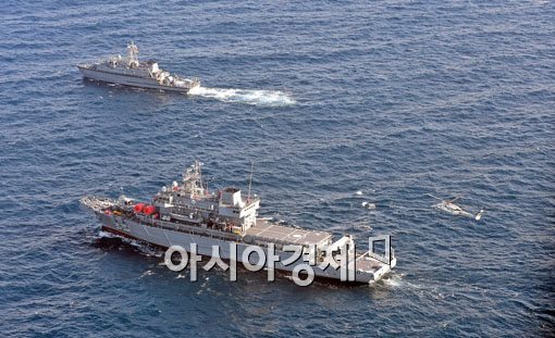 [포토]헬기 이·착함 시연 선보이는 통영함 