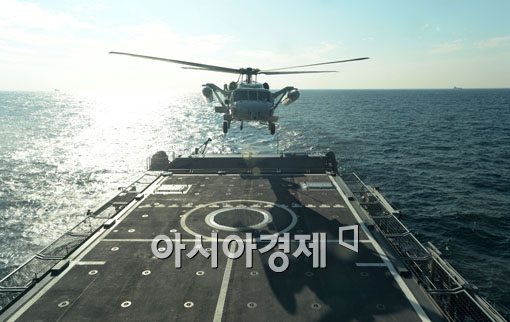 [포토]통영함에서 이착륙하는 UH-60 헬기 