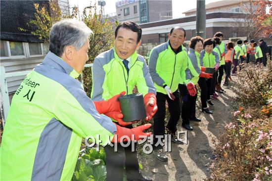 정읍시, 자원봉사센터와 독거노인 가정에 연탄 배달