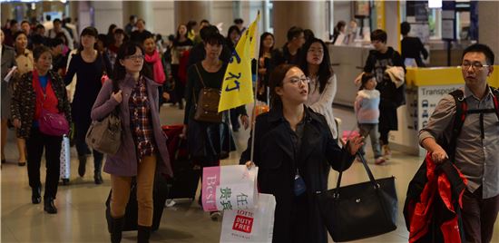 국경절을 맞은 중국인 관광객들이 인천공항을 통해 입국하고 있다. 