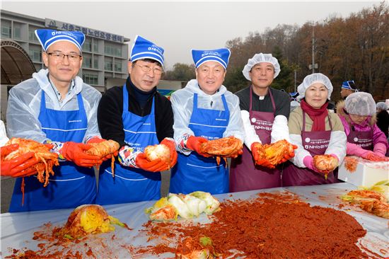 김주하 농협은행장(사진 가운데)이 지난 11월 23일 서초 한우리정보문화센터에서 열린 '제11회 김장·쌀 나눔행사'에서 김장을 담그고 있다.    