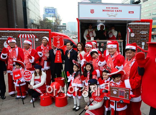 [포토]휘슬러코리아, 한국 구세군에 '레드마마 모바일 카페' 기증 