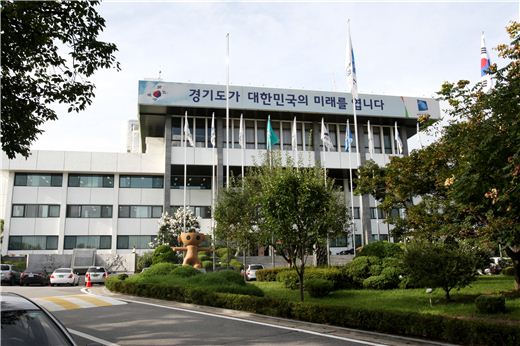 빚내서 짓는 경기도 '광교신청사' 논란 확산