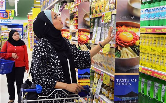 27일 말레이시아 쿠알라룸푸르에 위치한 테스코 므띠아라 다만사라 점포(Mutiara Damansara Tesco Extra Store)에서 현지 고객들이 한국 식품을 고르고 있다. 

 
