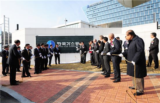 ▲한국가스공사는 27일 대구혁신도시에 위치한 신사옥 개청식을 개최했다. 참석자들이 테이프커팅을 하고 있다.