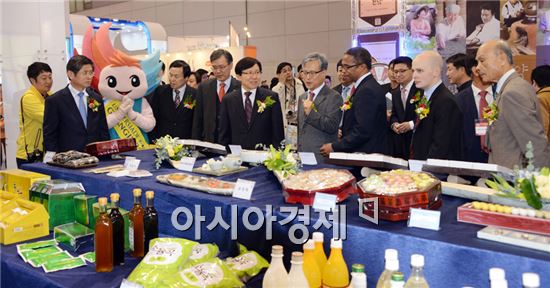 광주광역시는 27일 김대중컨벤션센터에서 오형국 광주시 행정부시장 등 관계자들이 참석한 가운데 ‘2014 광주국제식품전’을 개최했다. 이날 참석자들이 식품부스를 관람하고있다.