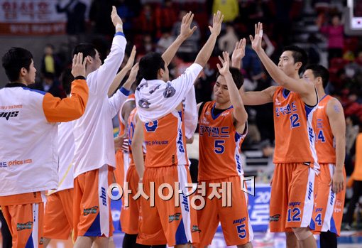 [포토]'5연승' 전자랜드, '모두 손 머리 위로'