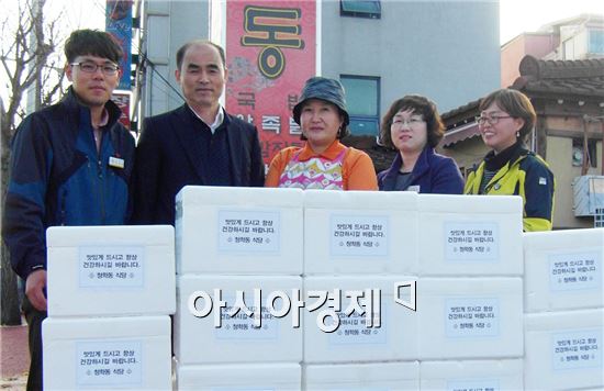 나주시 송월동 청학동 식당이 ‘어머니 손맛 김치’ 를 전달했다.