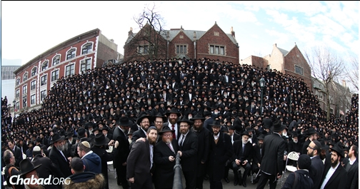 셀카봉으로 찍은 2000명 셀카, 유대교 랍비들 '셀카의 새 역사'