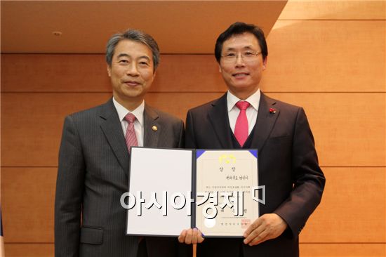 남원시( 시장 이환주. 오른쪽))가 행정자치부와 서울신문이 공동 주관한 2014년 지방예산 효율화 우수사례 발표대회에서 전국 1위 대통령상을 수상했다.
